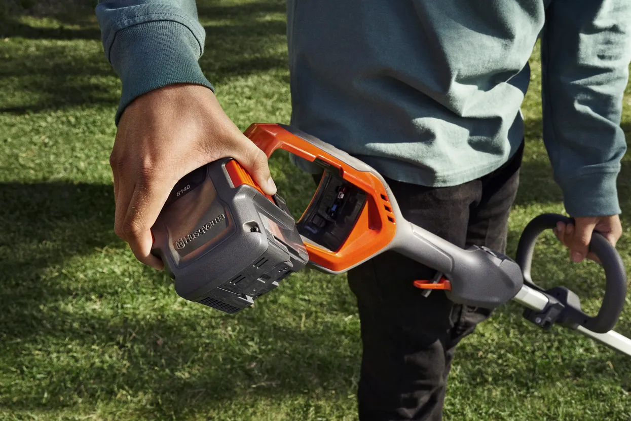 Husqvarna 215iL accu trimmer, incl accu 2.0Ah + lader